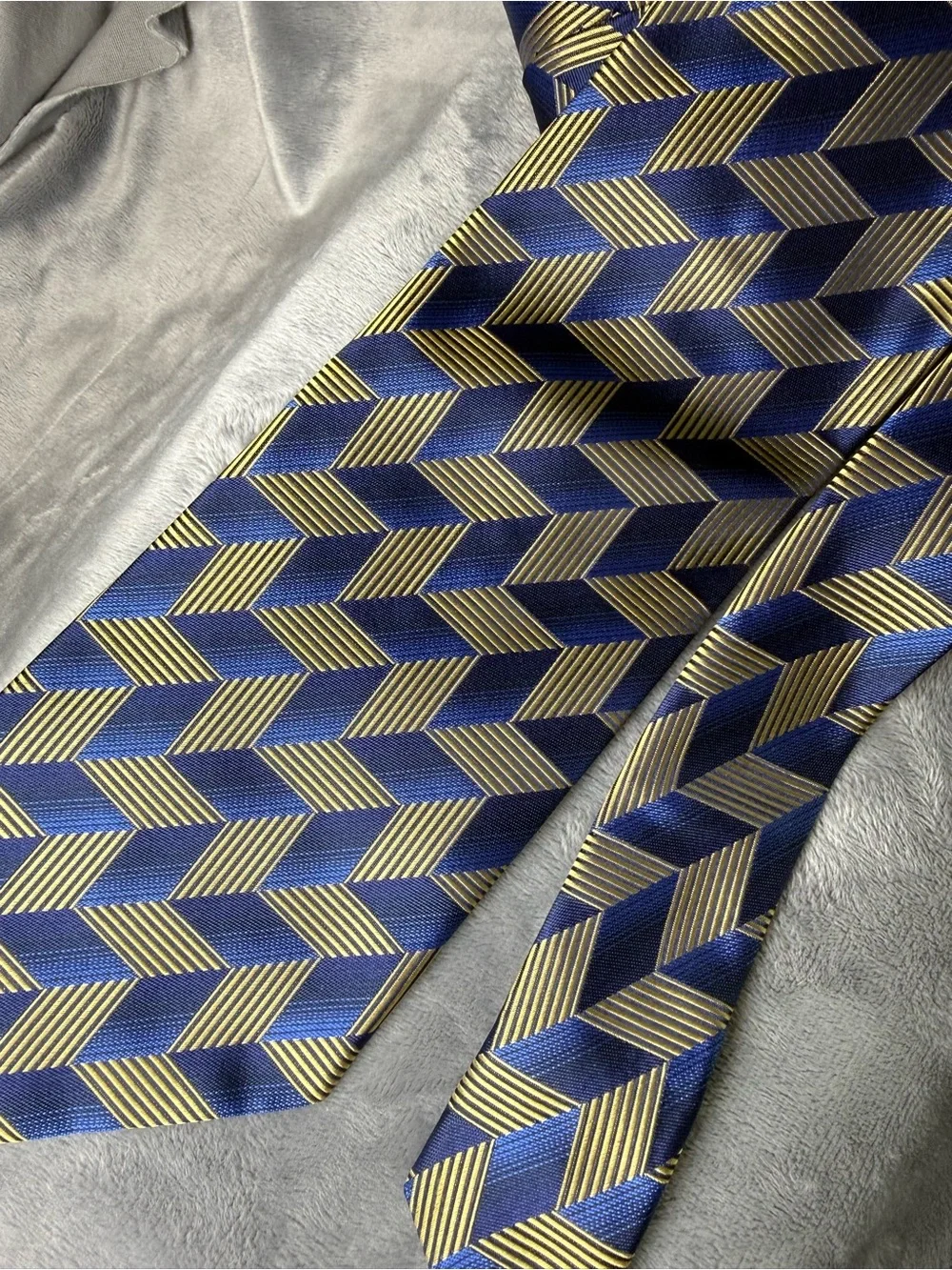 Vollerei Men's Silk Tie Blue Gold Optical Illusion Abstract Made In Italy